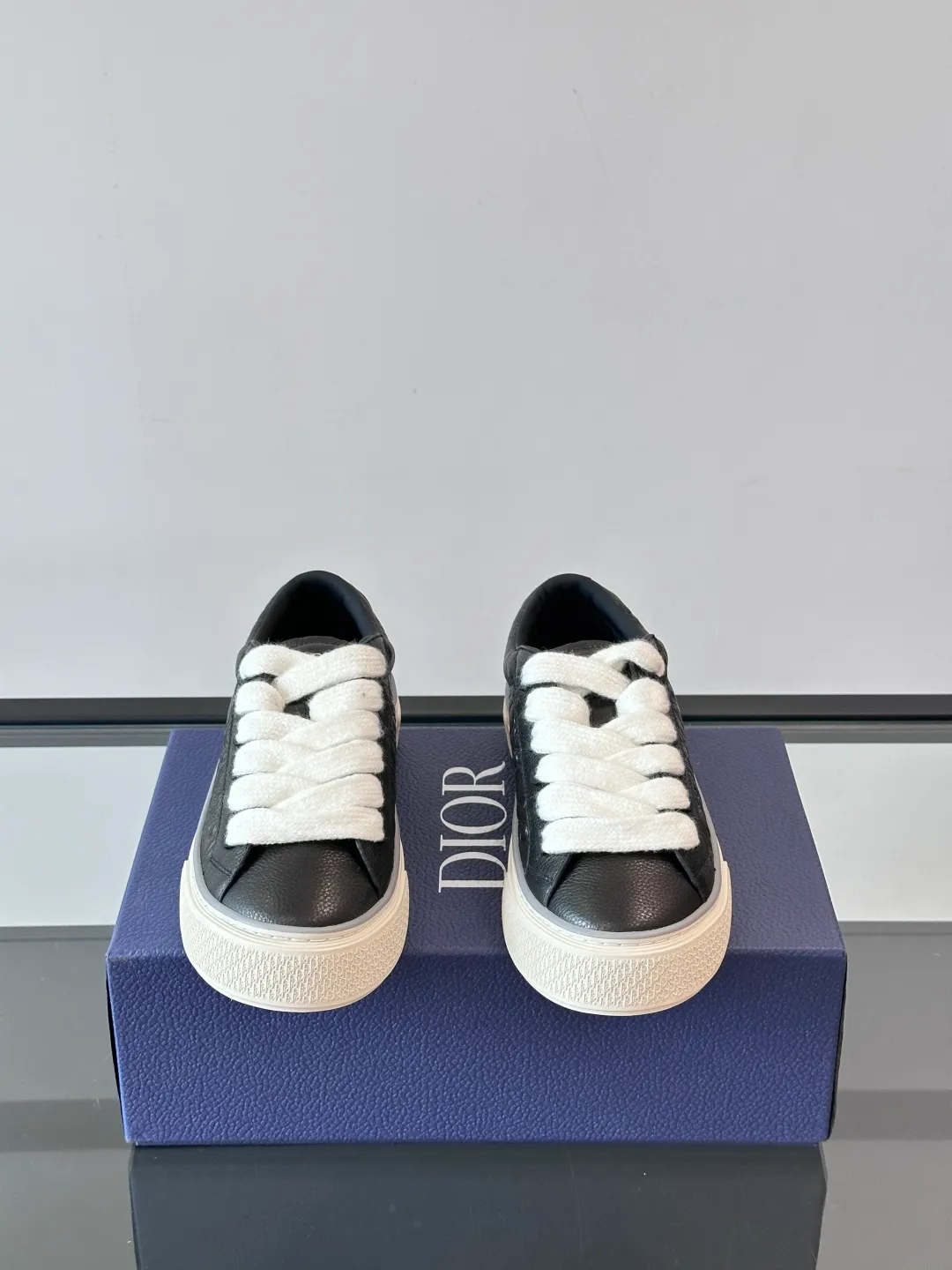 Men's men's shoes 💰p420 "Dio～r" 🆕This B33 sneaker is a new interpretation of the classic tennis shoe, with a fashionable silhouette that highlights a heavy texture. Crafted from cow leather with Oblique print, it's unique with a padded tongue embellished with the Dior signature, wide mohair laces and tonal brass eyelets with a matte finish. Rubber sole with Oblique print effect, enhanced by a contrasting Dior 30 Avenue Montaigne signature on the rear. It adds a stylish touch to a casual look.  Size: 38-44 (45 customized)